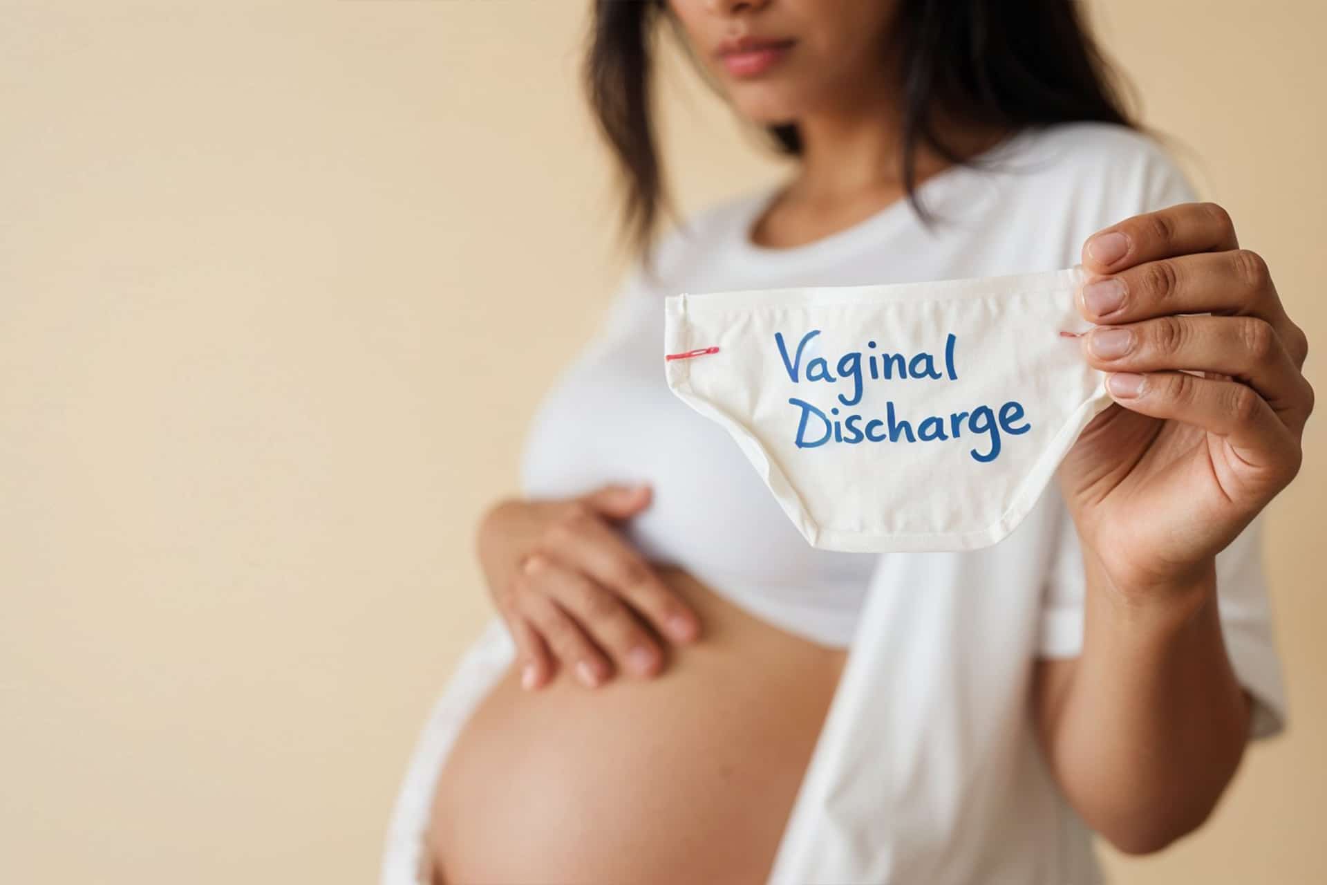 pregnancy me white discharge kab hota hai