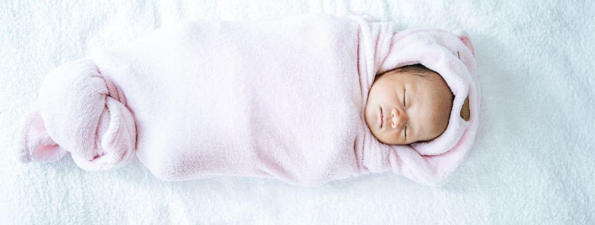 How to Swaddle a Newborn Safely: A Step-by-Step Guide with Do’s & Don’ts